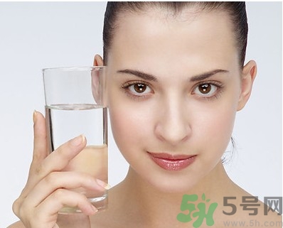 秋季補(bǔ)水效果好的護(hù)膚品有哪些？秋季補(bǔ)水的重要性