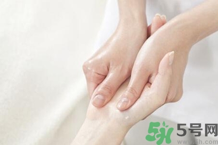 手干裂口子怎么回事？手干裂口子怎么辦？