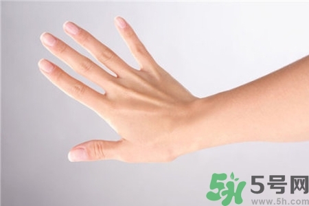 手干裂口子怎么回事？手干裂口子怎么辦？