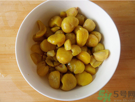 熟板栗怎么去皮最快？煮熟板栗怎么去皮？