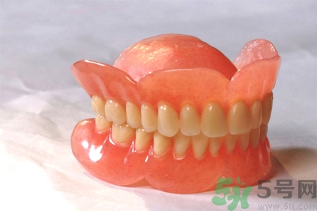 假牙會導(dǎo)致口腔疾病嗎？如何正確清潔假牙？