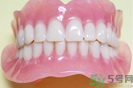 假牙會導(dǎo)致口腔疾病嗎？如何正確清潔假牙？