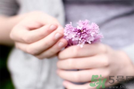 手部如何護(hù)理？秋季怎樣預(yù)防皮膚干燥？