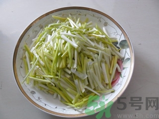 韭黃是怎么長(zhǎng)出來(lái)的？韭黃是怎么種出來(lái)的？