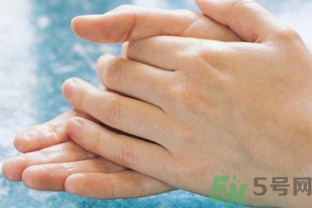 手部如何護(hù)理？秋季怎樣預(yù)防皮膚干燥？