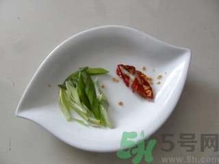 韭黃是怎么長(zhǎng)出來(lái)的？韭黃是怎么種出來(lái)的？