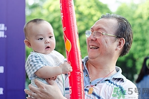 嬰兒怎么抱？嬰兒怎么抱著喂奶？