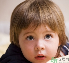 小孩皮膚黃是什么原因？小孩皮膚黃怎么辦？
