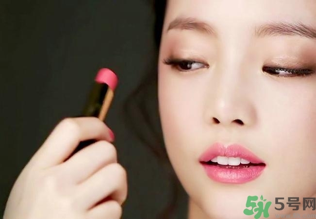 口紅怎么選適合自己的？口紅怎么涂好看？