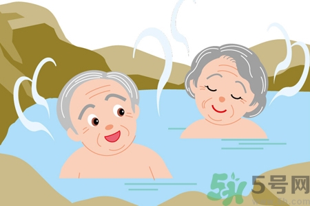 老人能泡溫泉嗎？老年人應(yīng)怎樣泡溫泉？