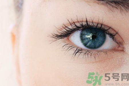眼睛干澀是什么原因？眼睛干澀用什么眼藥水？