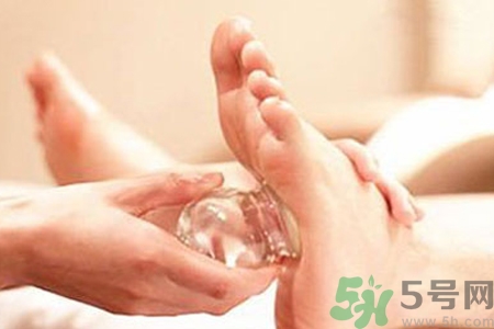 腳底可以拔罐嗎？腳底拔火罐有什么好處？