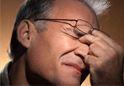 眼睛干澀是什么原因？眼睛干澀用什么眼藥水？