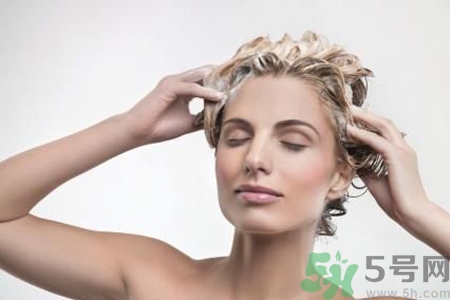 掉頭發(fā)和洗發(fā)水有關(guān)系嗎？掉頭發(fā)用什么洗發(fā)水好？