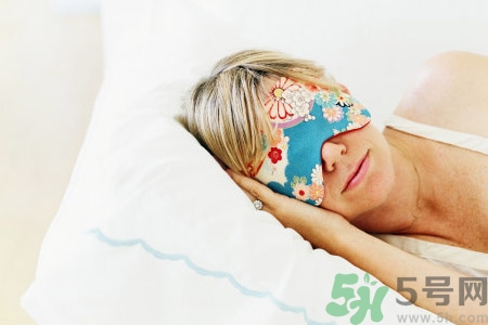 睡前喝酒有助于睡眠嗎？睡前喝酒對(duì)身體有哪些危害？