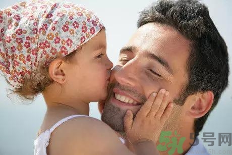 爸爸帶孩子的好處是？爸爸帶孩子和媽媽帶孩子的區(qū)別