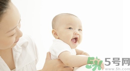 給寶寶斷奶寶寶哭的厲害怎么辦？給寶寶斷奶的正確方法