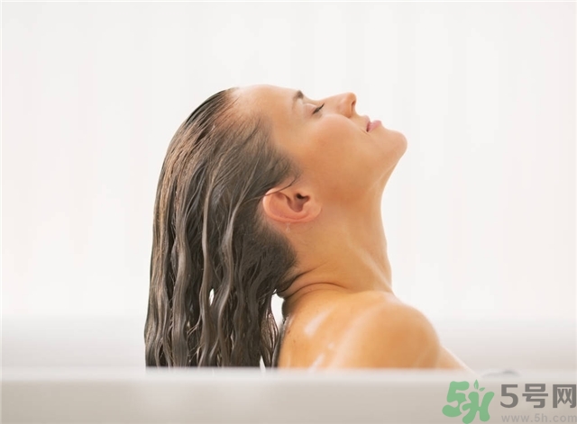 脫發(fā)用鹽水洗頭好嗎？鹽水洗頭治脫發(fā)嗎？