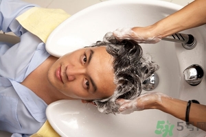 脫發(fā)用鹽水洗頭好嗎？鹽水洗頭治脫發(fā)嗎？