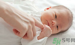 新生兒濕疹可以用爐甘石洗劑嗎？新生兒濕疹的護(hù)理措施