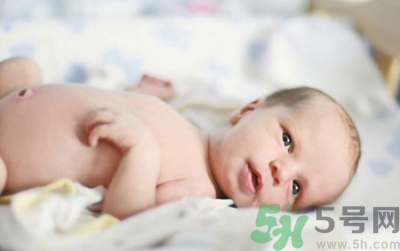 新生兒肚臍可以碰水嗎？新生兒肚臍沒脫落能洗澡嗎？