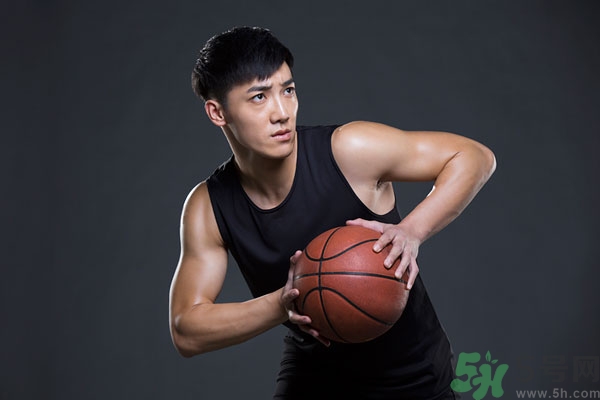 打籃球崴腳了怎么快速恢復(fù)？打籃球腳崴了腫了怎么辦？