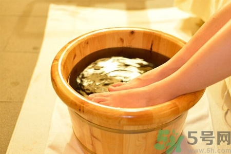 秋天泡腳加什么好？秋季泡腳有什么好處？