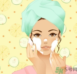 敷完面膜要用洗面奶洗臉嗎？敷完面膜可以用清水洗臉嗎？