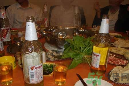 吃火鍋喝啤酒會胖嗎？吃火鍋喝啤酒胖了怎么辦？