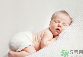 嬰兒秋天拉肚子怎么辦？秋天嬰兒拉肚子怎么辦？