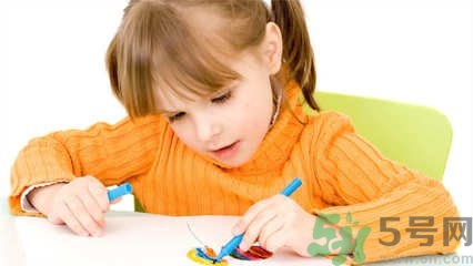 孩子左撇子怎么辦？孩子左撇子需要糾正嗎？