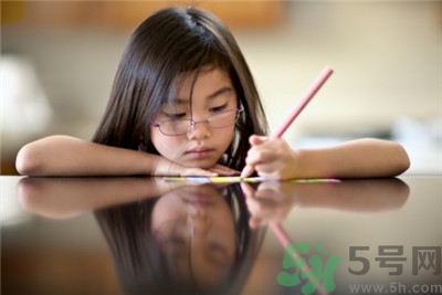 孩子左撇子怎么辦？孩子左撇子需要糾正嗎？