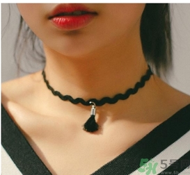 choker項(xiàng)鏈怎么搭配衣服？choker蕾絲項(xiàng)鏈搭配