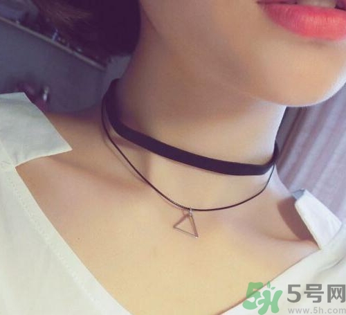 choker項(xiàng)鏈怎么搭配衣服？choker蕾絲項(xiàng)鏈搭配