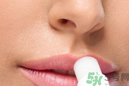 嘴巴起皮是怎么回事？嘴巴干裂起皮很疼怎么辦？