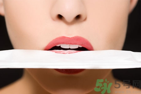 嘴巴起皮是上火了嗎？嘴巴干裂起皮是什么原因？