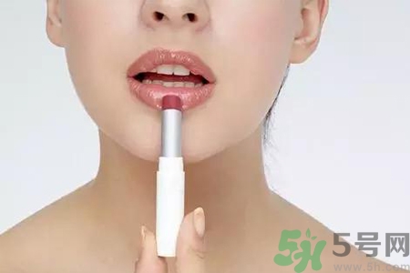 秋天嘴巴起皮吃什么水果好？嘴巴起皮吃什么食物好？