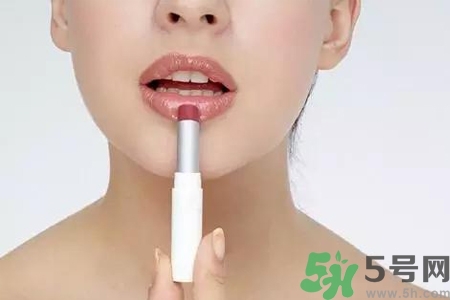嘴巴起皮吃什么蔬菜好？嘴巴起皮吃什么好的快？