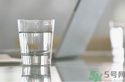 多喝水皮膚會(huì)變好嗎？喝多少水皮膚會(huì)變好？