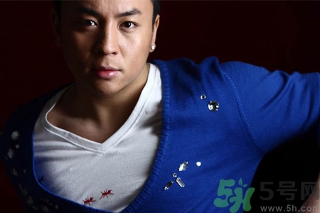 男生耳洞打哪邊比較好？男生耳洞打左邊還是右邊比較好看？