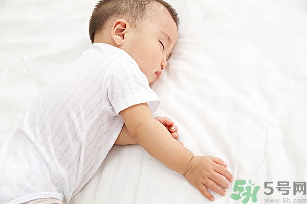 寶寶睡覺張著嘴是怎么回事？寶寶睡覺為什么張著嘴？