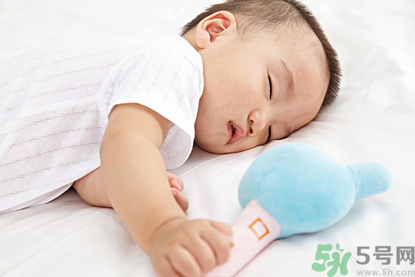 寶寶睡覺張著嘴是怎么回事？寶寶睡覺為什么張著嘴？