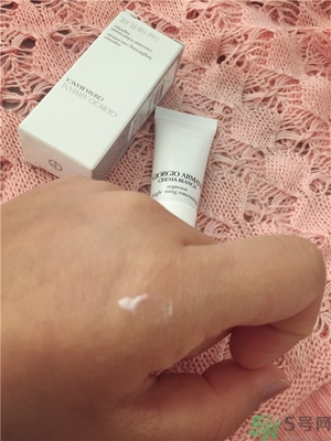 阿瑪尼黑鑰匙至臻奐顏精華乳怎么樣？阿瑪尼黑鑰匙精華乳好用嗎？
