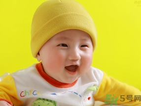 寶寶多大穿鞋子比較好？寶寶多大可以穿鞋？