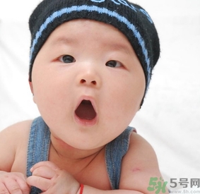 寶寶多大穿鞋子比較好？寶寶多大可以穿鞋？