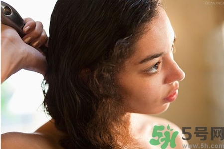 睡前能梳頭嗎？睡覺前梳頭會影響睡眠嗎？