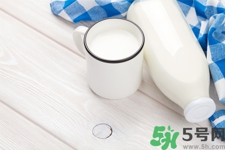 核桃奶和純牛奶哪個營養(yǎng)價值比較高？核桃奶和純牛奶的區(qū)別