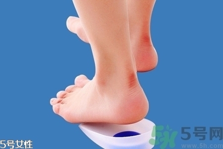 腳后跟腫是什么原因引起的？腳后跟腫怎么辦？