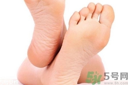 腳后跟腫是什么原因引起的？腳后跟腫怎么辦？