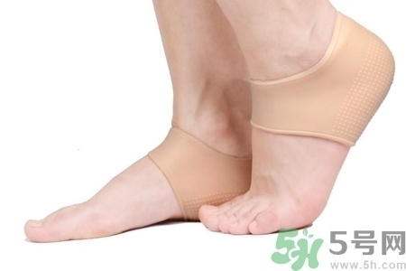 腳后跟腫是什么原因引起的？腳后跟腫怎么辦？